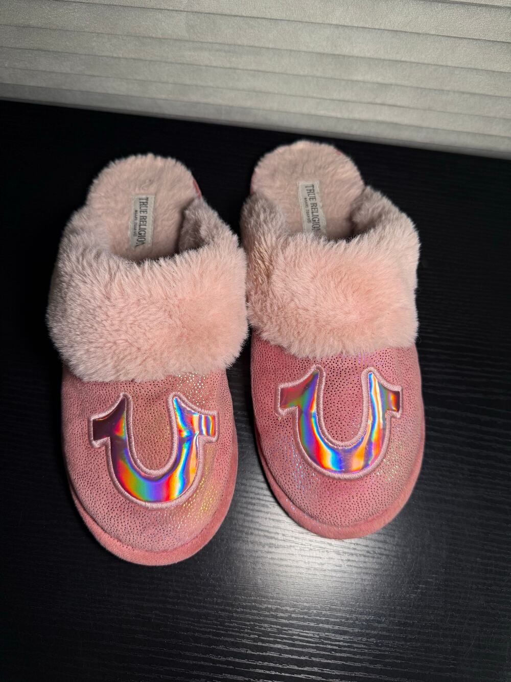 True Religion Pink Faux Fur Slippers Holographic Horseshoe Logo Women Size L 8-9